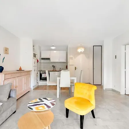 Bel En Bord De A Les Pins *